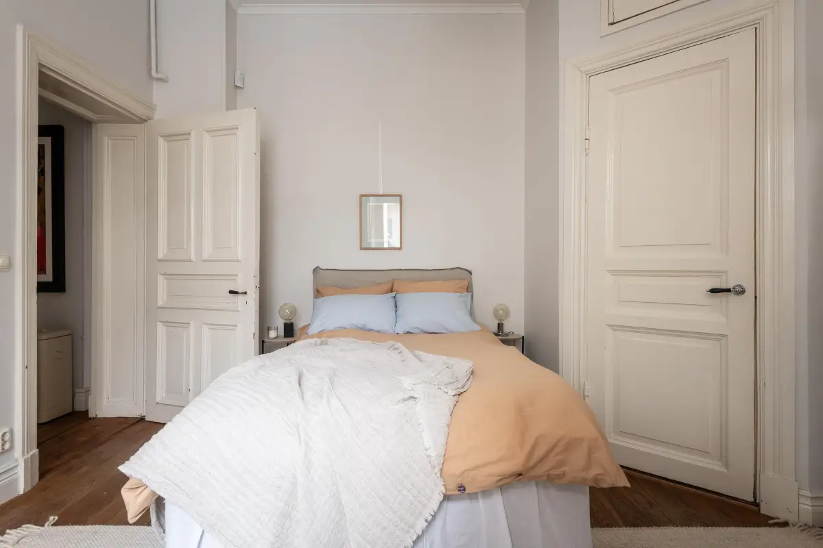 A Magnificent Historic Apartment with a Deep Green Bedroom 31 period-features-color-drenched-deep-green-bedroom-19th-century-apartment-nordroom