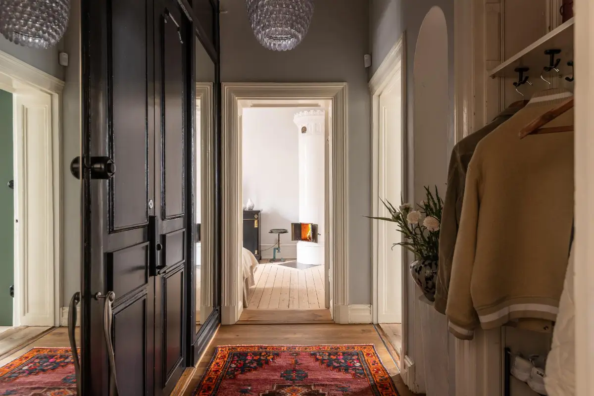 A Magnificent Historic Apartment with a Deep Green Bedroom 32 period-features-color-drenched-deep-green-bedroom-19th-century-apartment-nordroom