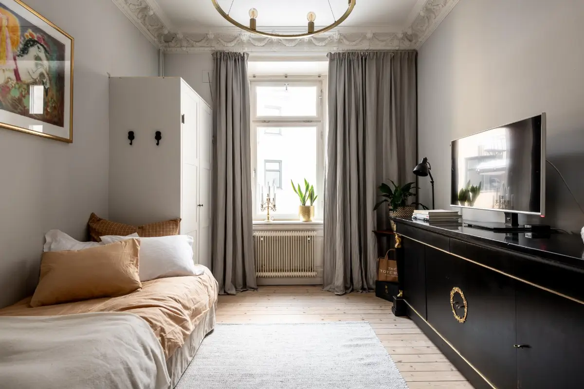 A Magnificent Historic Apartment with a Deep Green Bedroom 33 period-features-color-drenched-deep-green-bedroom-19th-century-apartment-nordroom