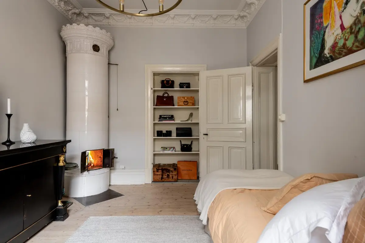 A Magnificent Historic Apartment with a Deep Green Bedroom 34 period-features-color-drenched-deep-green-bedroom-19th-century-apartment-nordroom