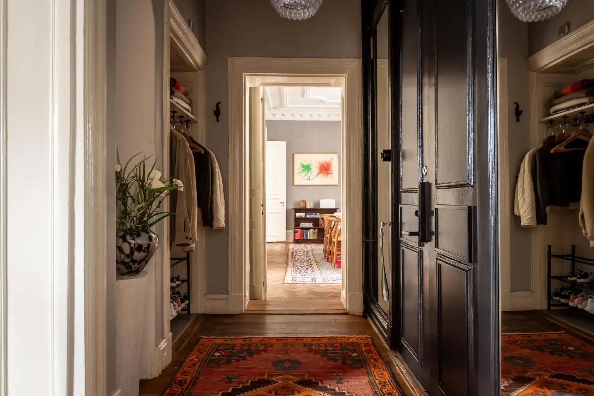A Magnificent Historic Apartment with a Deep Green Bedroom 38 period-features-color-drenched-deep-green-bedroom-19th-century-apartment-nordroom