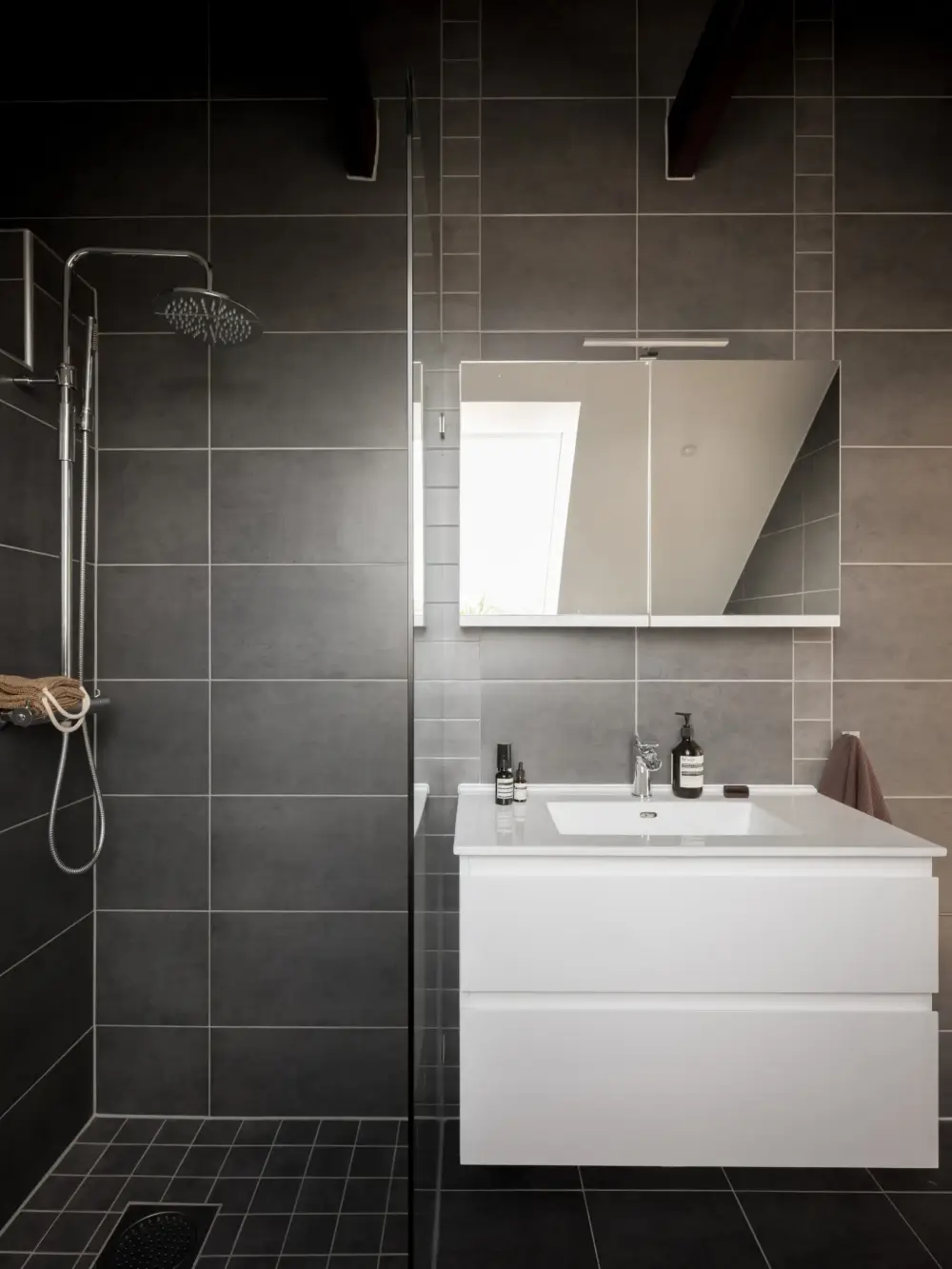 A Renovated Duplex Apartment with a Roof Terrace 17 scandi-duplex-apartment-exposed-beams-brick-nordroom