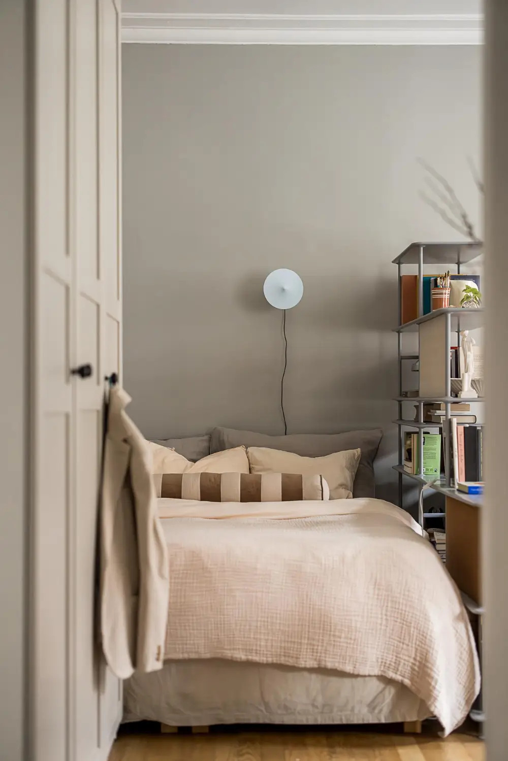 A Light-Filled and Social Studio Apartment in a 1920s Building 21 scandinavian-studio-apartment-nordroom