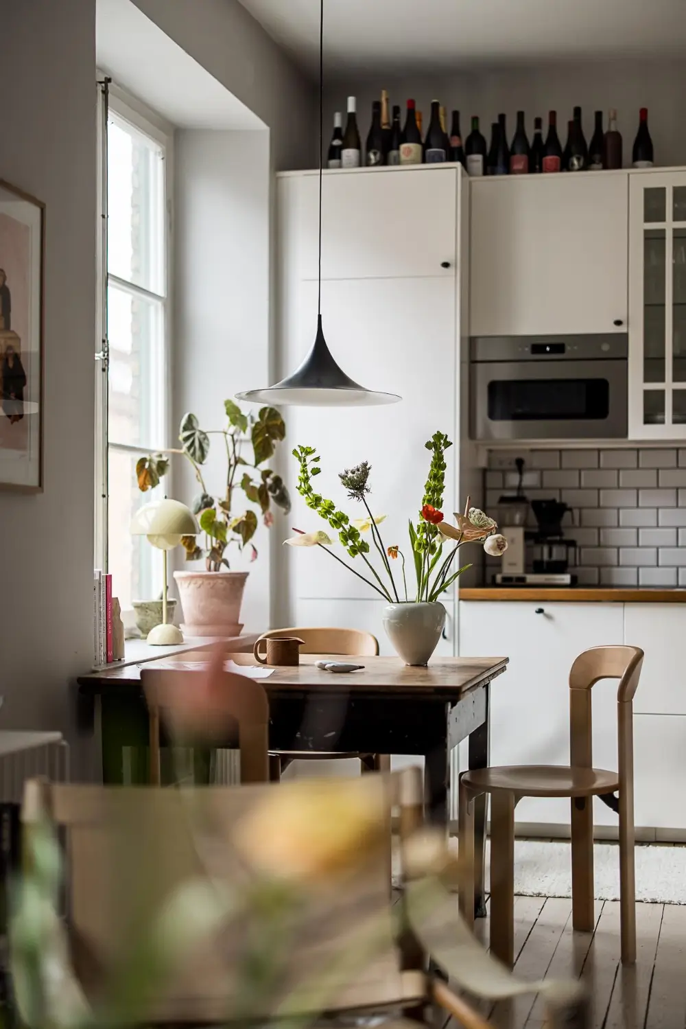 A Light-Filled and Social Studio Apartment in a 1920s Building 5 scandinavian-studio-apartment-nordroom