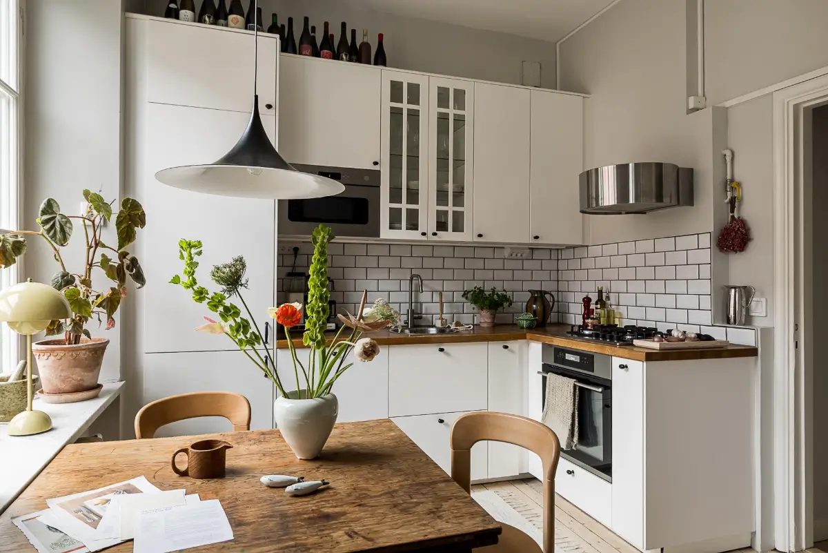 A Light-Filled and Social Studio Apartment in a 1920s Building 4 scandinavian-studio-apartment-nordroom