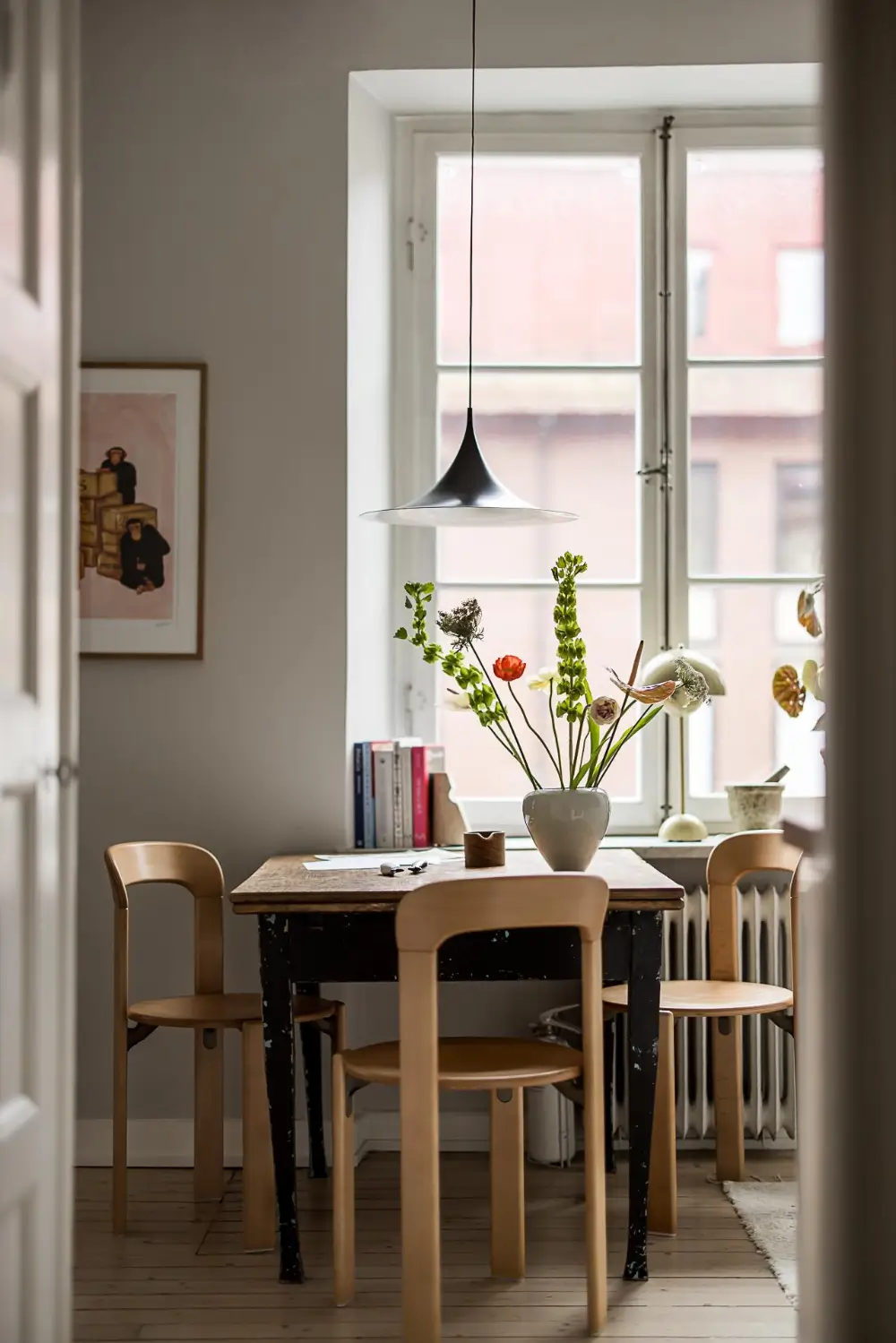 A Light-Filled and Social Studio Apartment in a 1920s Building 6 scandinavian-studio-apartment-nordroom
