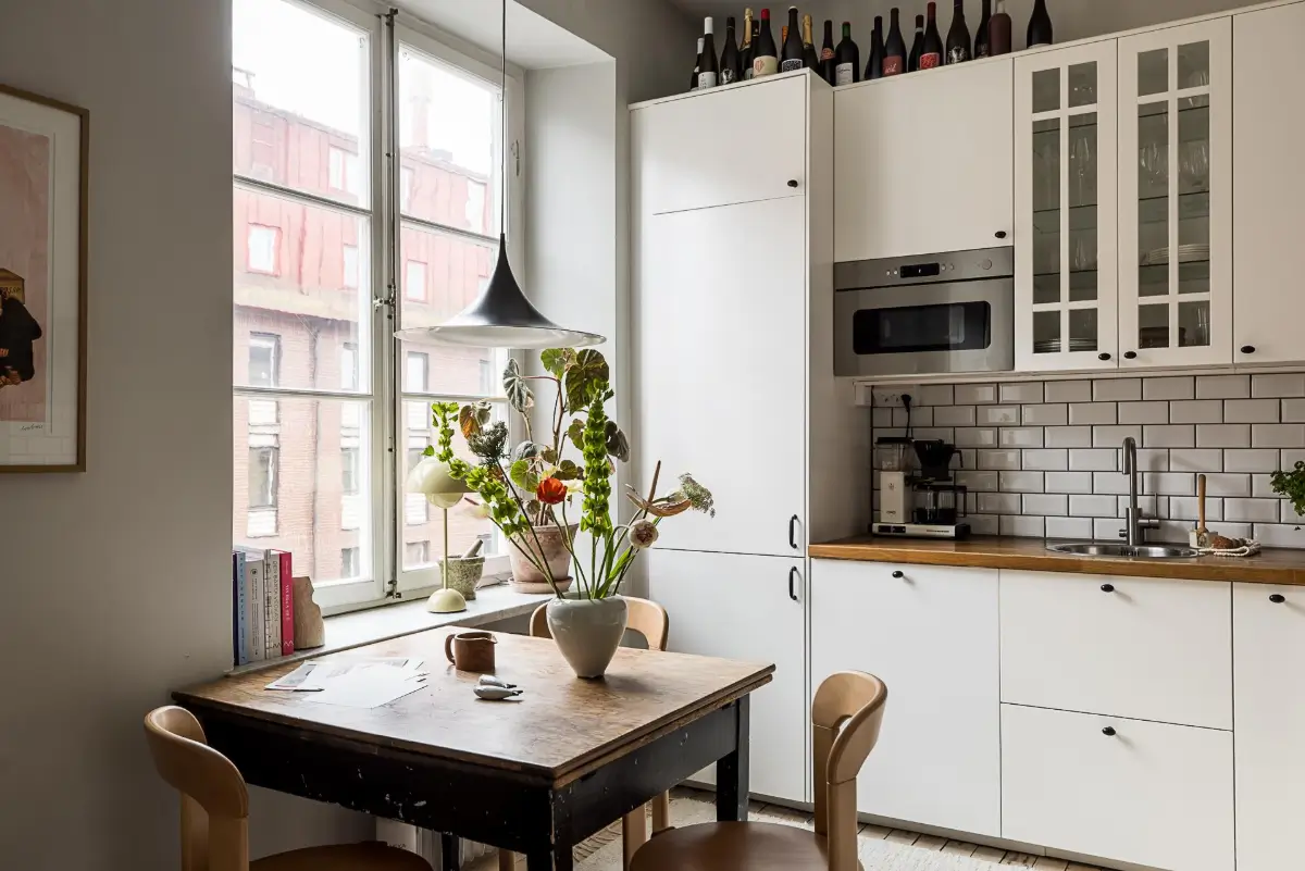 A Light-Filled and Social Studio Apartment in a 1920s Building 2 scandinavian-studio-apartment-nordroom