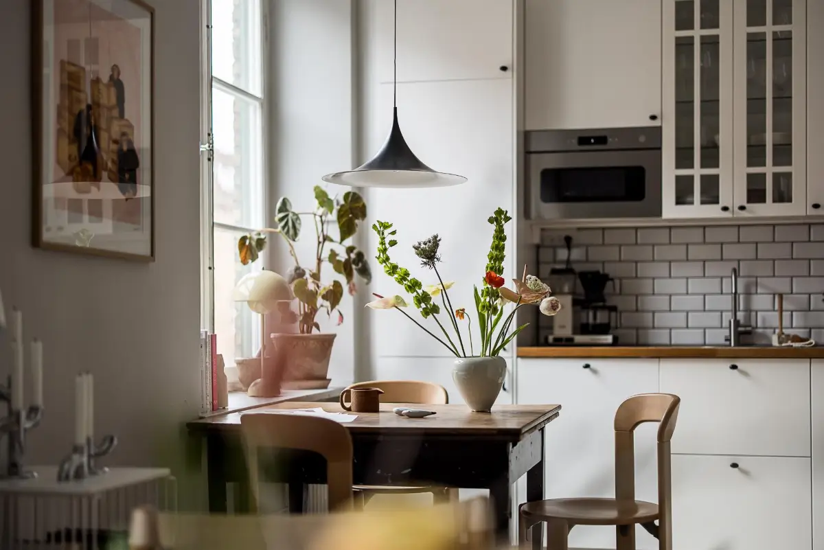 A Light-Filled and Social Studio Apartment in a 1920s Building 3 scandinavian-studio-apartment-nordroom