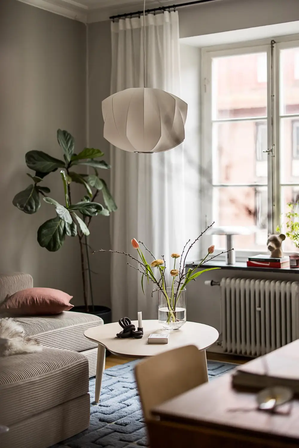 A Light-Filled and Social Studio Apartment in a 1920s Building 15 scandinavian-studio-apartment-nordroom