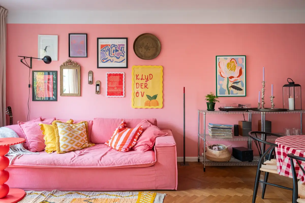 A Pink Living Room in a Colorful 1920s Apartment in Stockholm 2 small-stockholm-apartment-pink-living-room-nordroom
