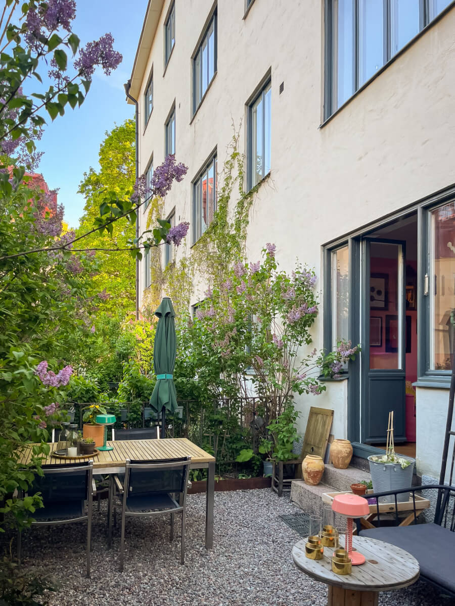 A Pink Living Room in a Colorful 1920s Apartment in Stockholm 3 small-stockholm-apartment-pink-living-room-nordroom