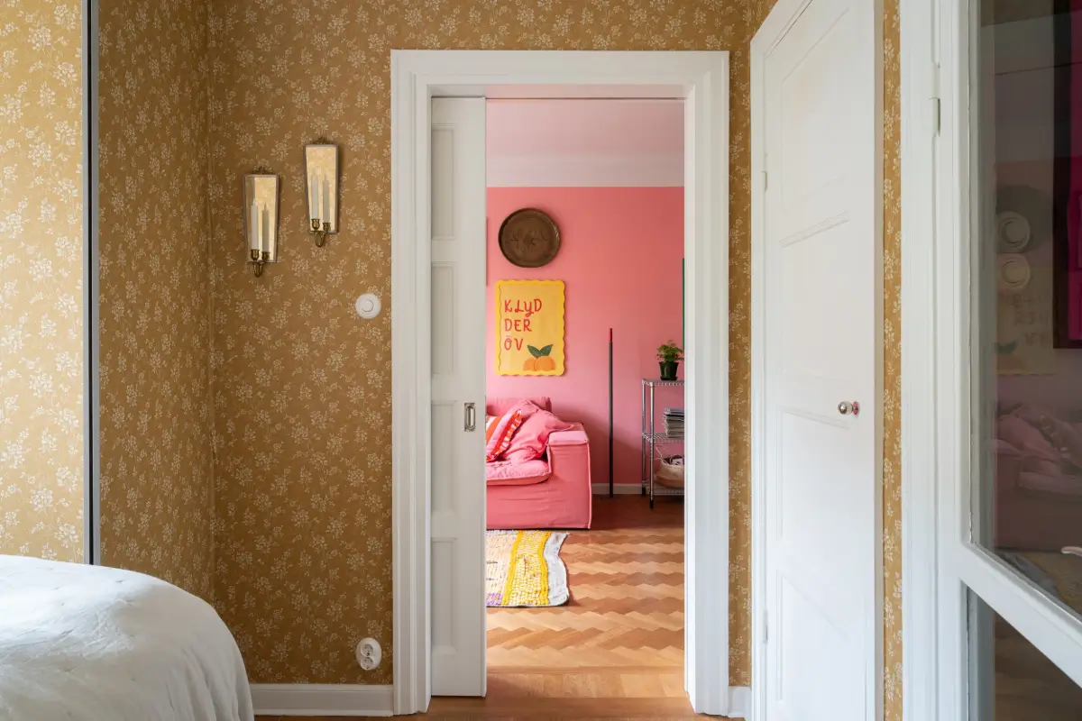 A Pink Living Room in a Colorful 1920s Apartment in Stockholm 8 small-stockholm-apartment-pink-living-room-nordroom