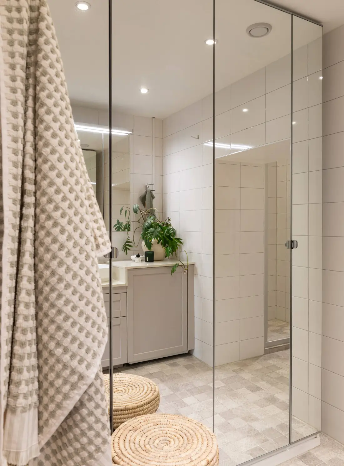 A Stylish Light-Colored Apartment with a Rental Part in Stockholm's Gamla Stan 14 stylish-apartment-stockholm-old-town