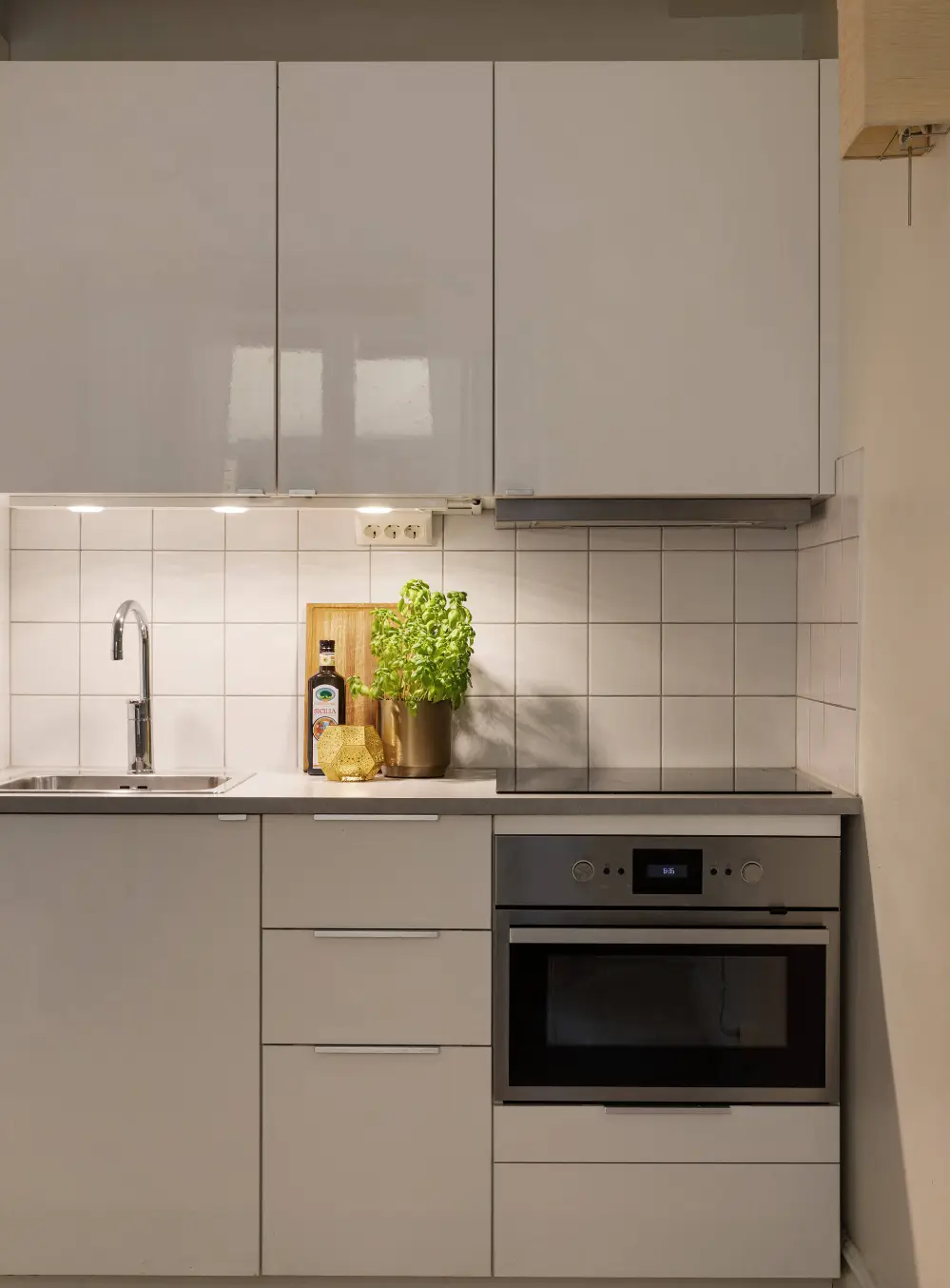A Stylish Light-Colored Apartment with a Rental Part in Stockholm's Gamla Stan 19 stylish-apartment-stockholm-old-town