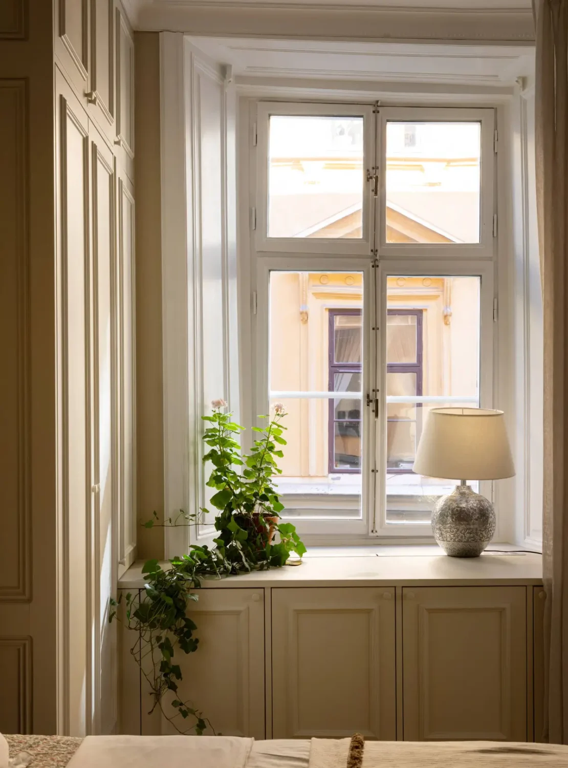 A Stylish Light-Colored Apartment with a Rental Part in Stockholm's Gamla Stan 11 stylish-apartment-stockholm-old-town