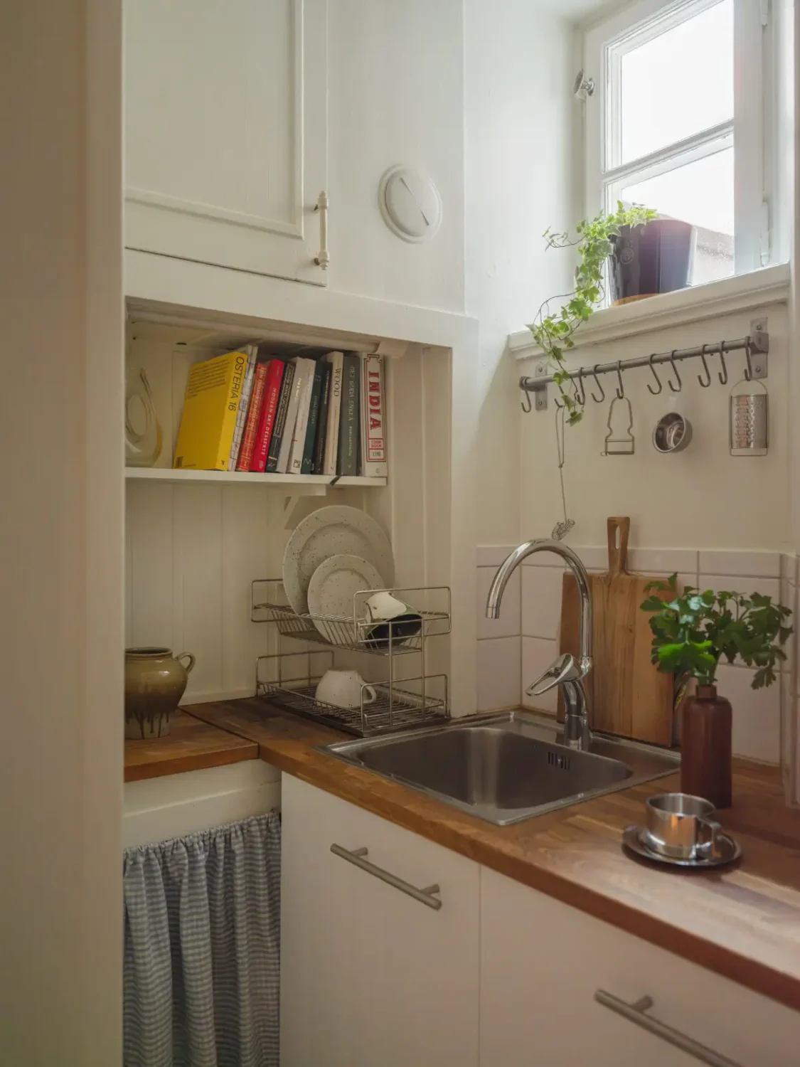 Small Space, Big Style: How to Design a Teeny-Tiny Kitchen That Works 34 tiny kitchen storage hooks built in shelf nordroom Small Space, Big Style: How to Design a Teeny-Tiny Kitchen That Works
