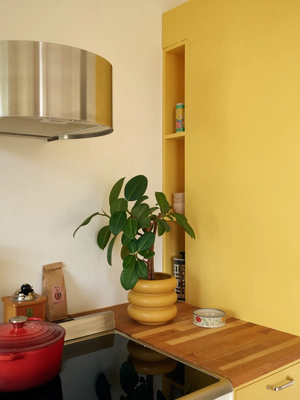 tiny-kitchen-yellow-wall-storage-niche-nordroom
