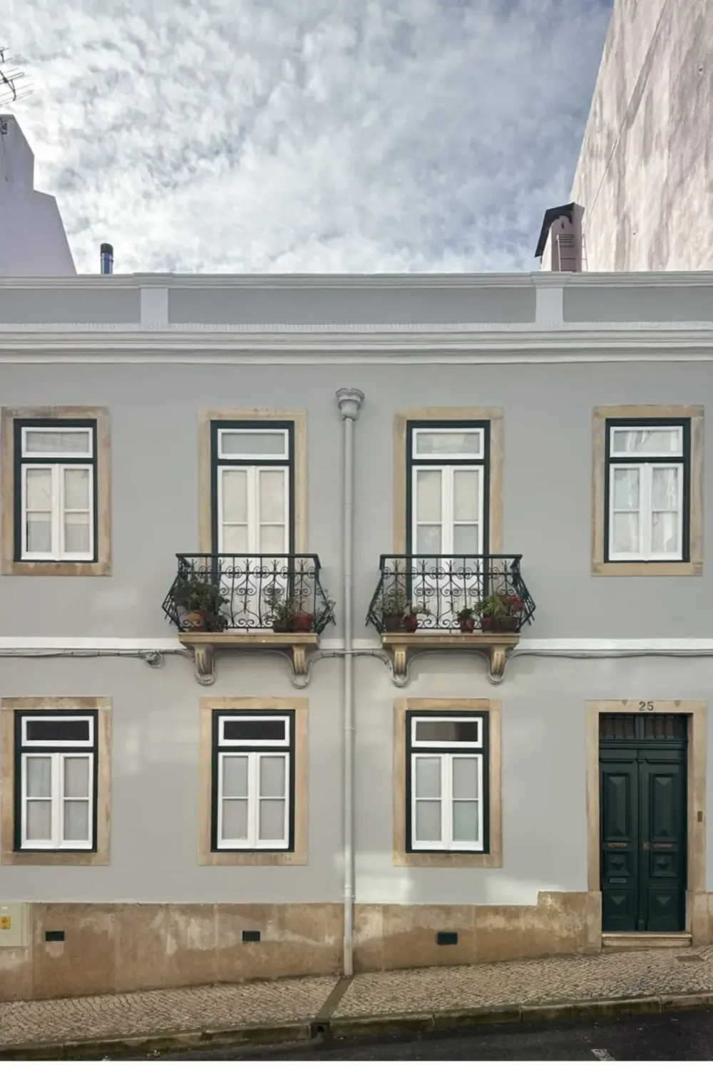 A Beautiful Renovated 19th-Century Townhouse in Lisbon 1 19th-century-lisbon-townhouse-nordroom