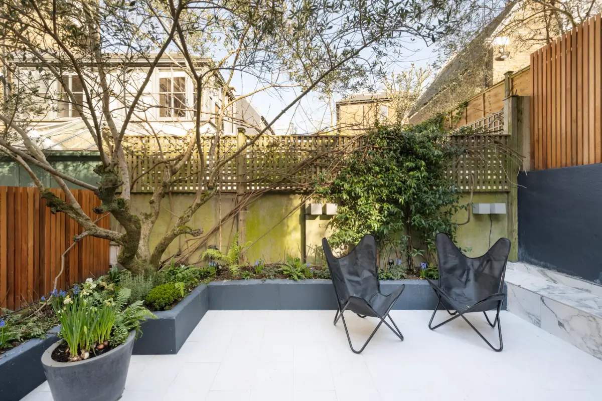 Grand Spaces with Colorful Details in a Holland Park Apartment 12 color-design-extended-notting-hill-apartment