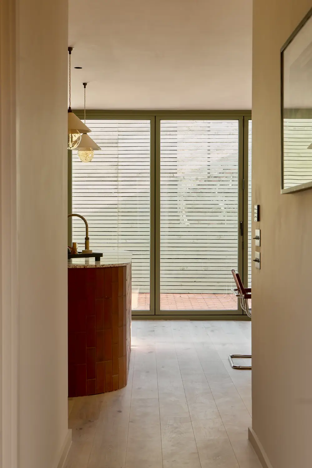 Midcentury and Japanese Influences in a Sustainable London New Build 19 curves-textures-new-build-house-london