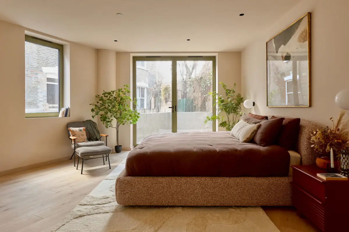 Midcentury and Japanese Influences in a Sustainable London New Build 23 curves-textures-new-build-house-london