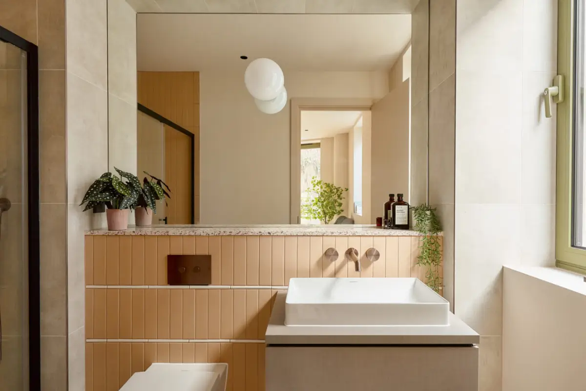 Midcentury and Japanese Influences in a Sustainable London New Build 26 curves-textures-new-build-house-london