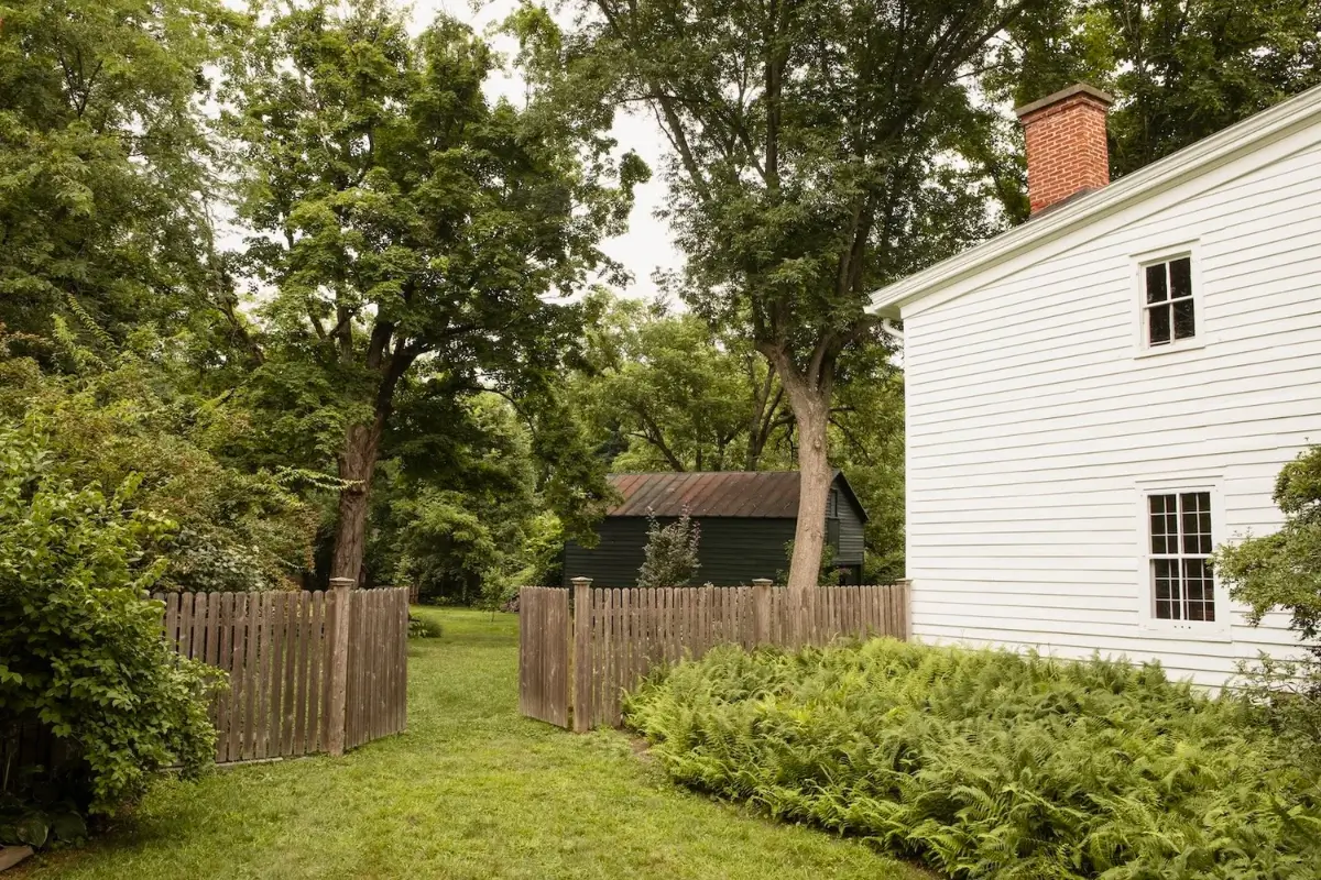 Light Rooms and Pink Tones in One of the Hudson Valley’s Oldest Homes 45 early-18th-century-dutch-house-hudson-valley