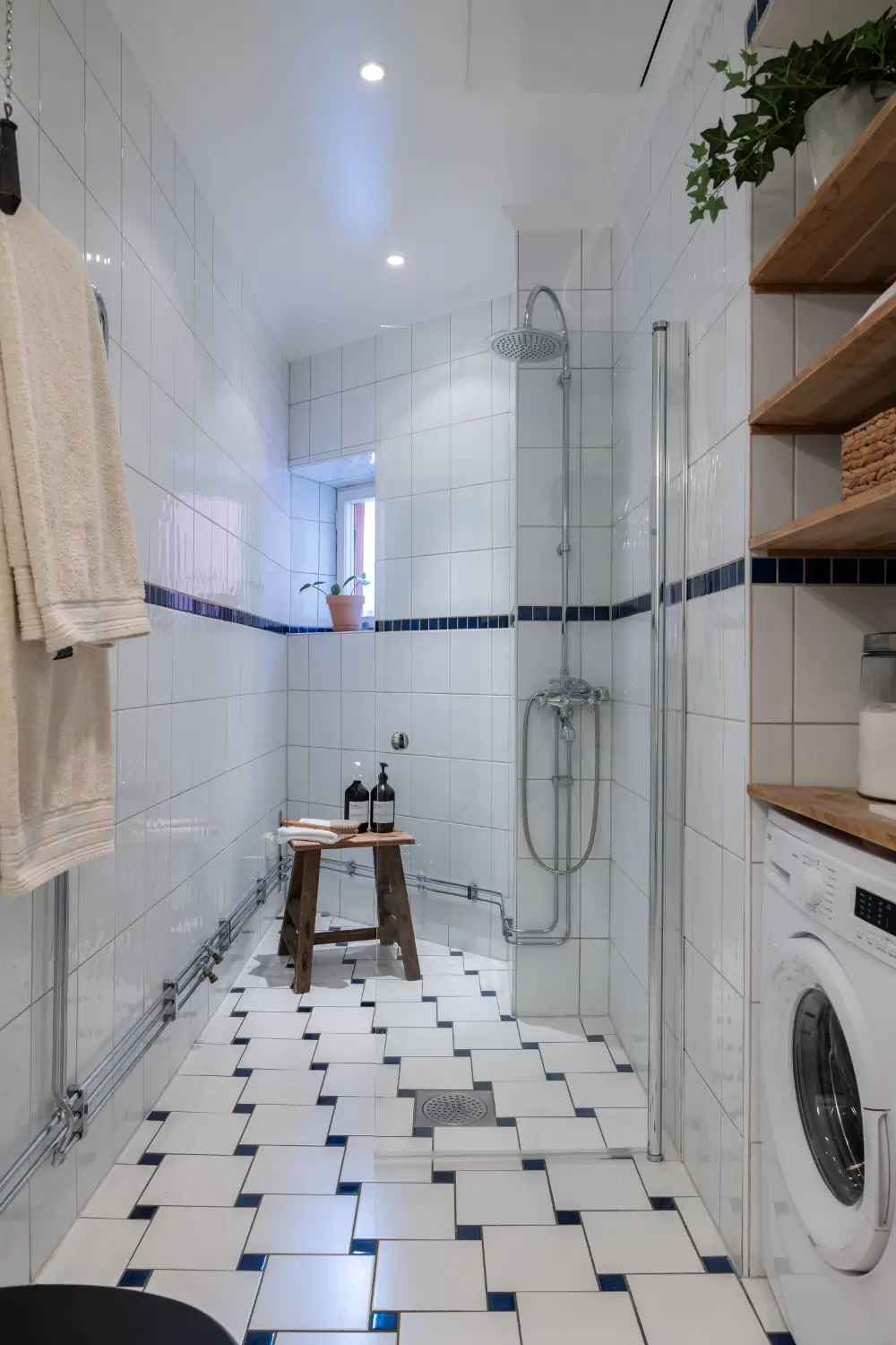 Warm Beige Tones and a Stylish Kitchen in a Stockholm Apartment 26 early-20th-century-apartment-beautiful-kitchen-and-fireplace