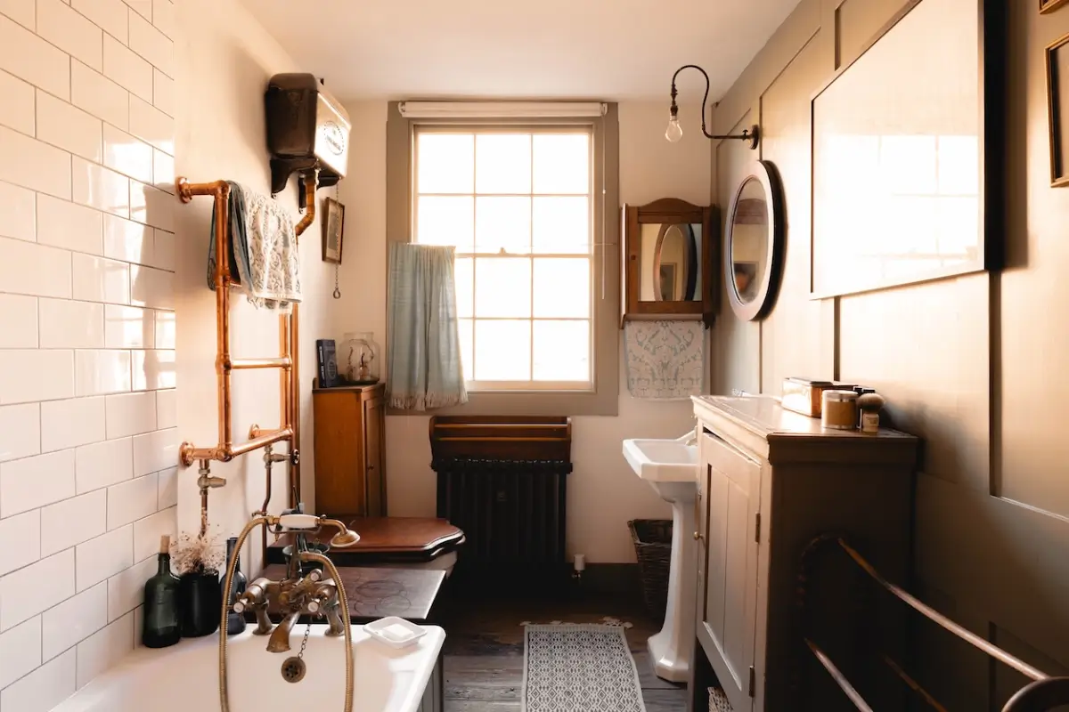 Moody Tones and Warm Light in a Restored East London Georgian Townhouse 25 moody-tones-warm-light-historic-georgian-townhouse-london