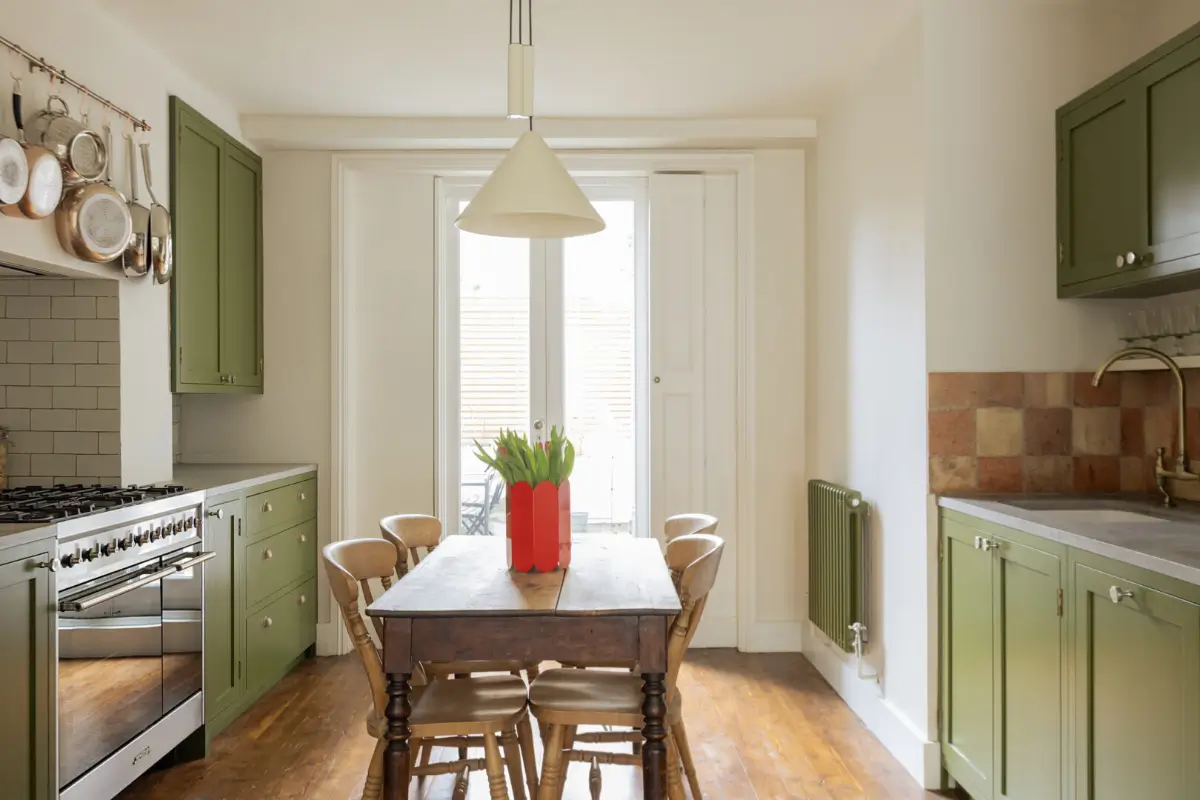 A Garden Apartment Decorated in Green and Terracotta Hues 7 one-bedroom-victorian-garden-apartment-london