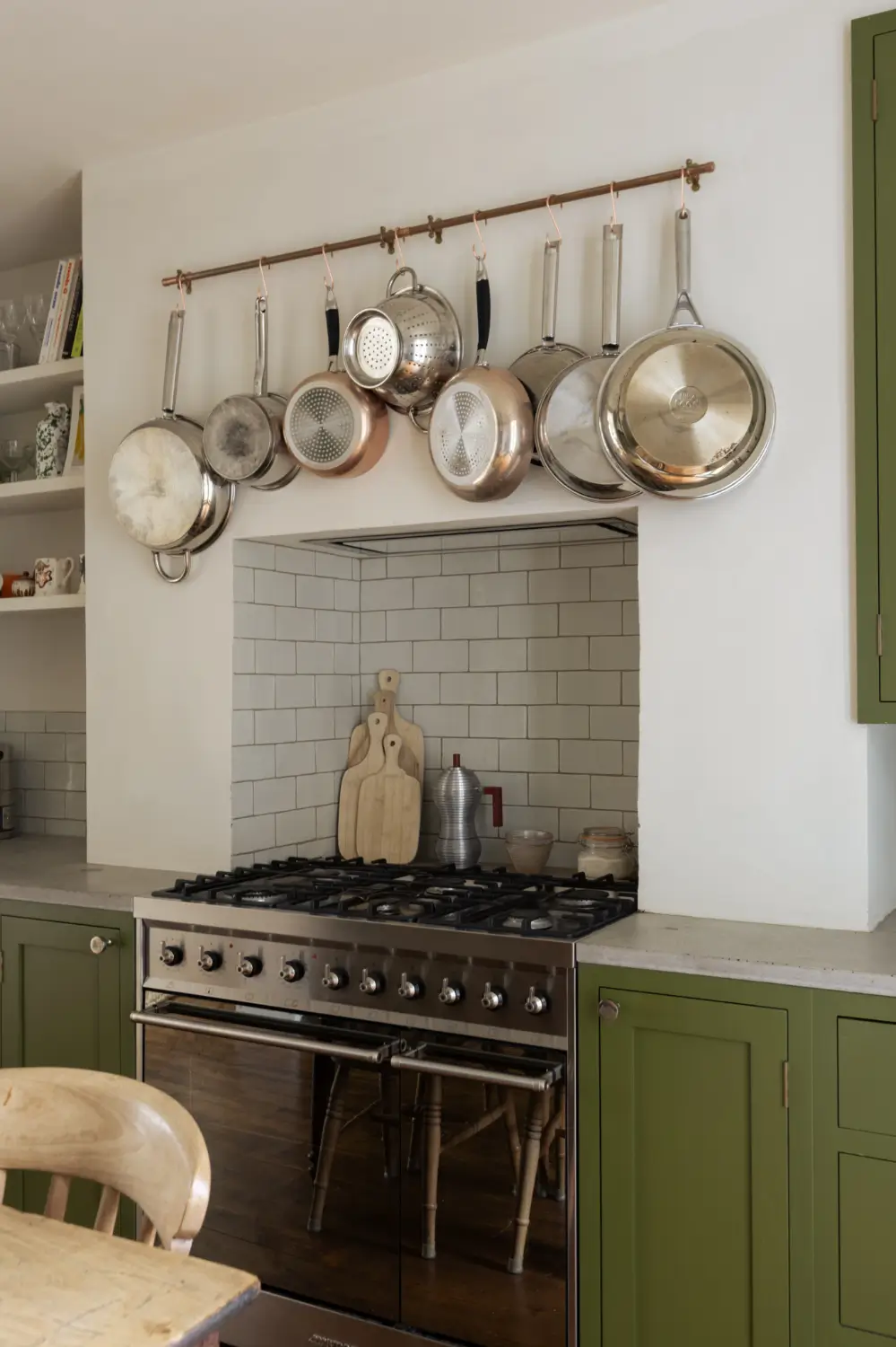 A Garden Apartment Decorated in Green and Terracotta Hues 12 one-bedroom-victorian-garden-apartment-london