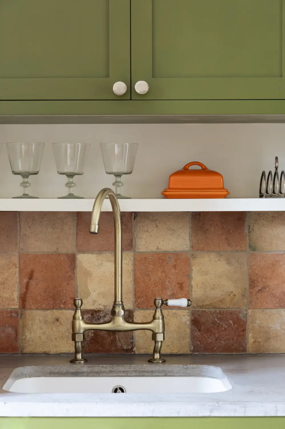 A Garden Apartment Decorated in Green and Terracotta Hues 11 one-bedroom-victorian-garden-apartment-london