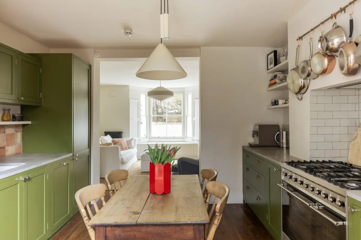 A Garden Apartment Decorated in Green and Terracotta Hues 13 one-bedroom-victorian-garden-apartment-london