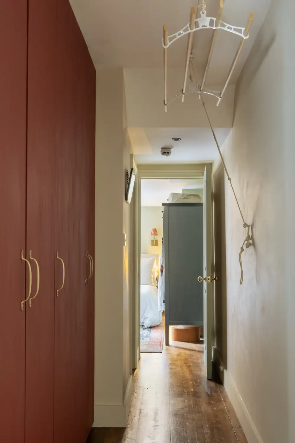 A Garden Apartment Decorated in Green and Terracotta Hues 14 one-bedroom-victorian-garden-apartment-london