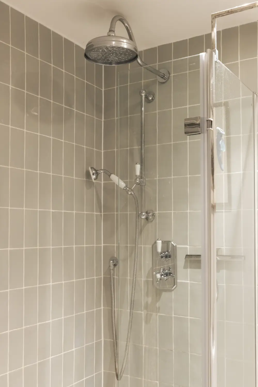 A Garden Apartment Decorated in Green and Terracotta Hues 20 one-bedroom-victorian-garden-apartment-london