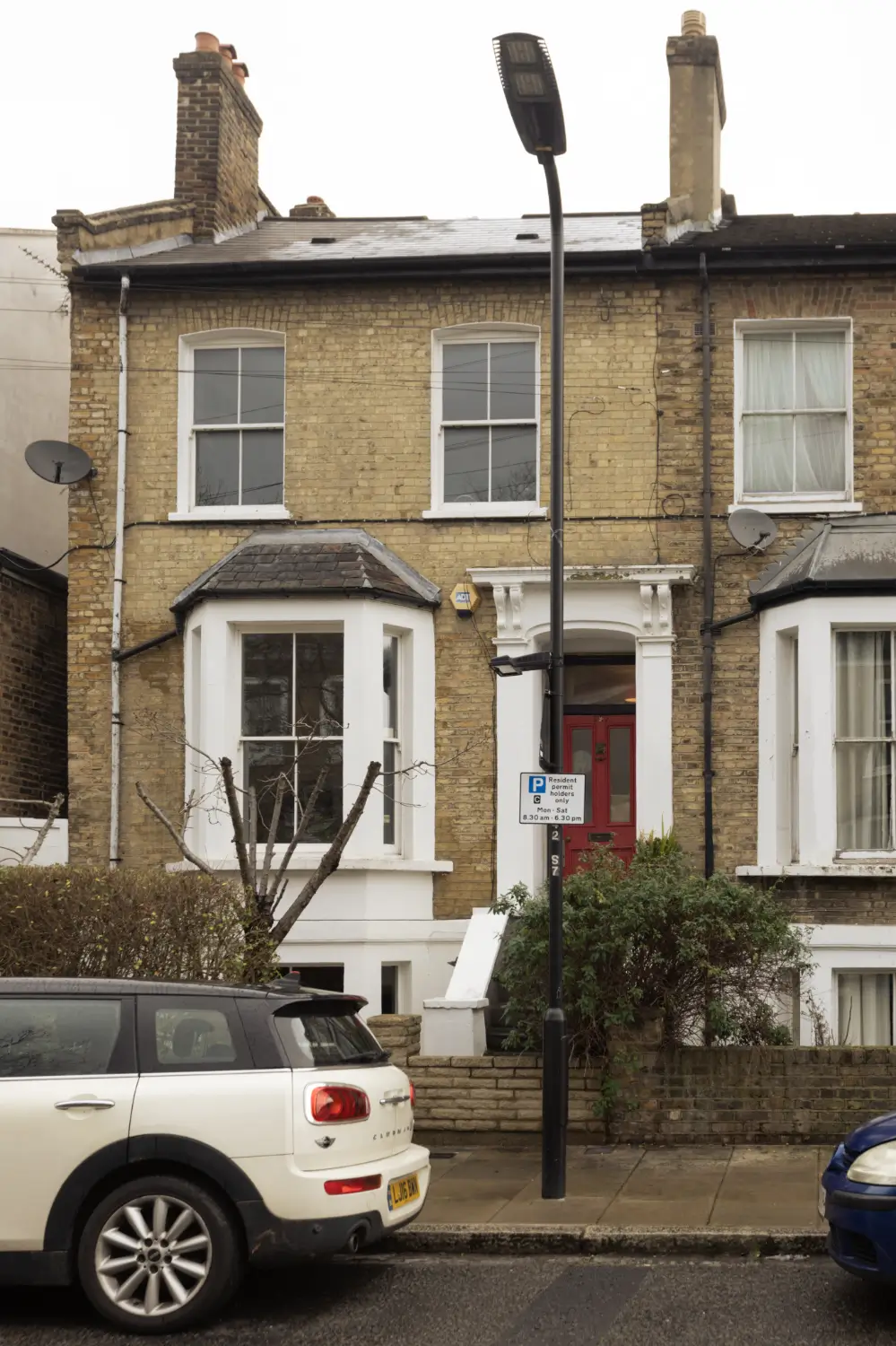A Garden Apartment Decorated in Green and Terracotta Hues 24 one-bedroom-victorian-garden-apartment-london