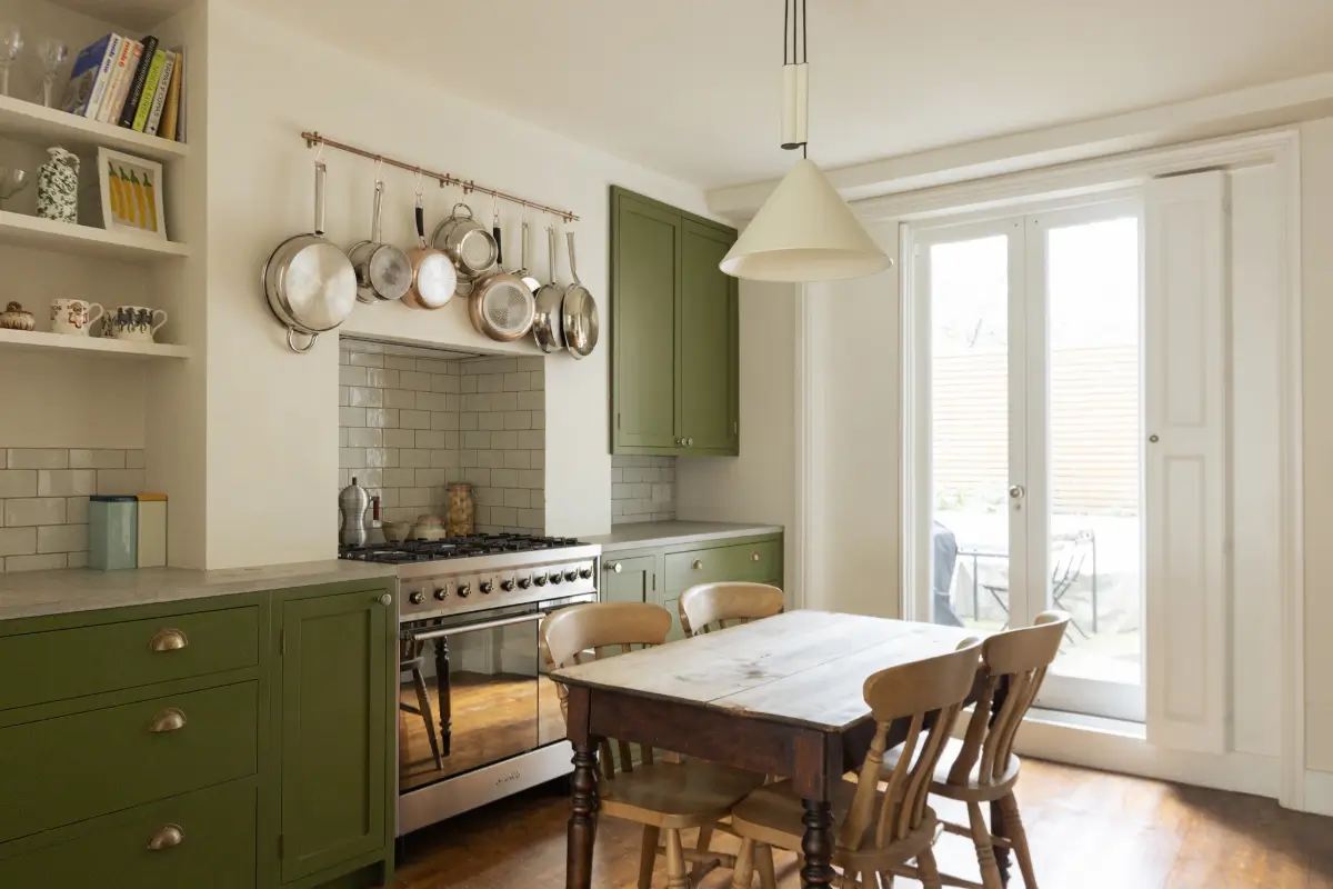 A Garden Apartment Decorated in Green and Terracotta Hues 8 one-bedroom-victorian-garden-apartment-london