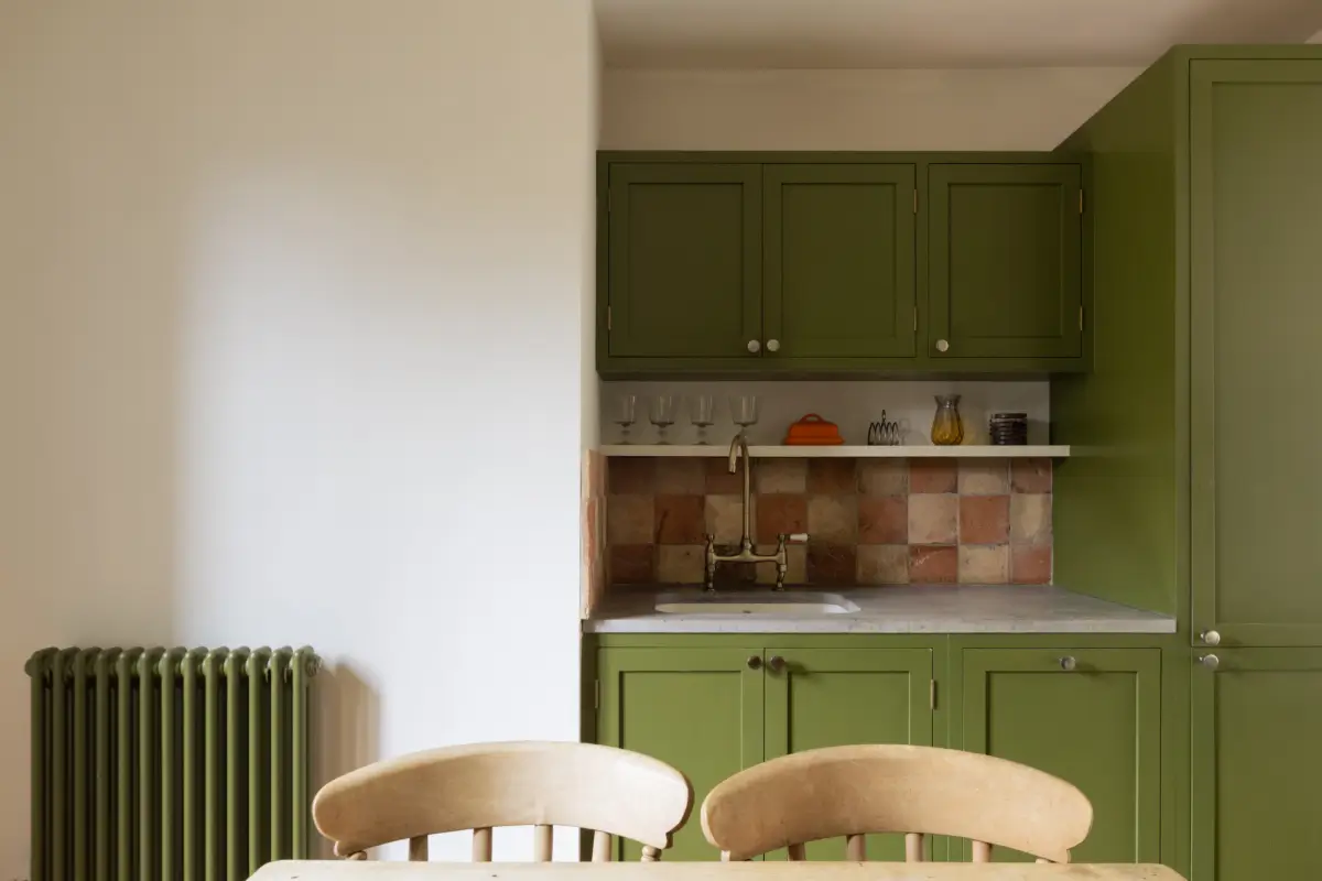 A Garden Apartment Decorated in Green and Terracotta Hues 10 one-bedroom-victorian-garden-apartment-london