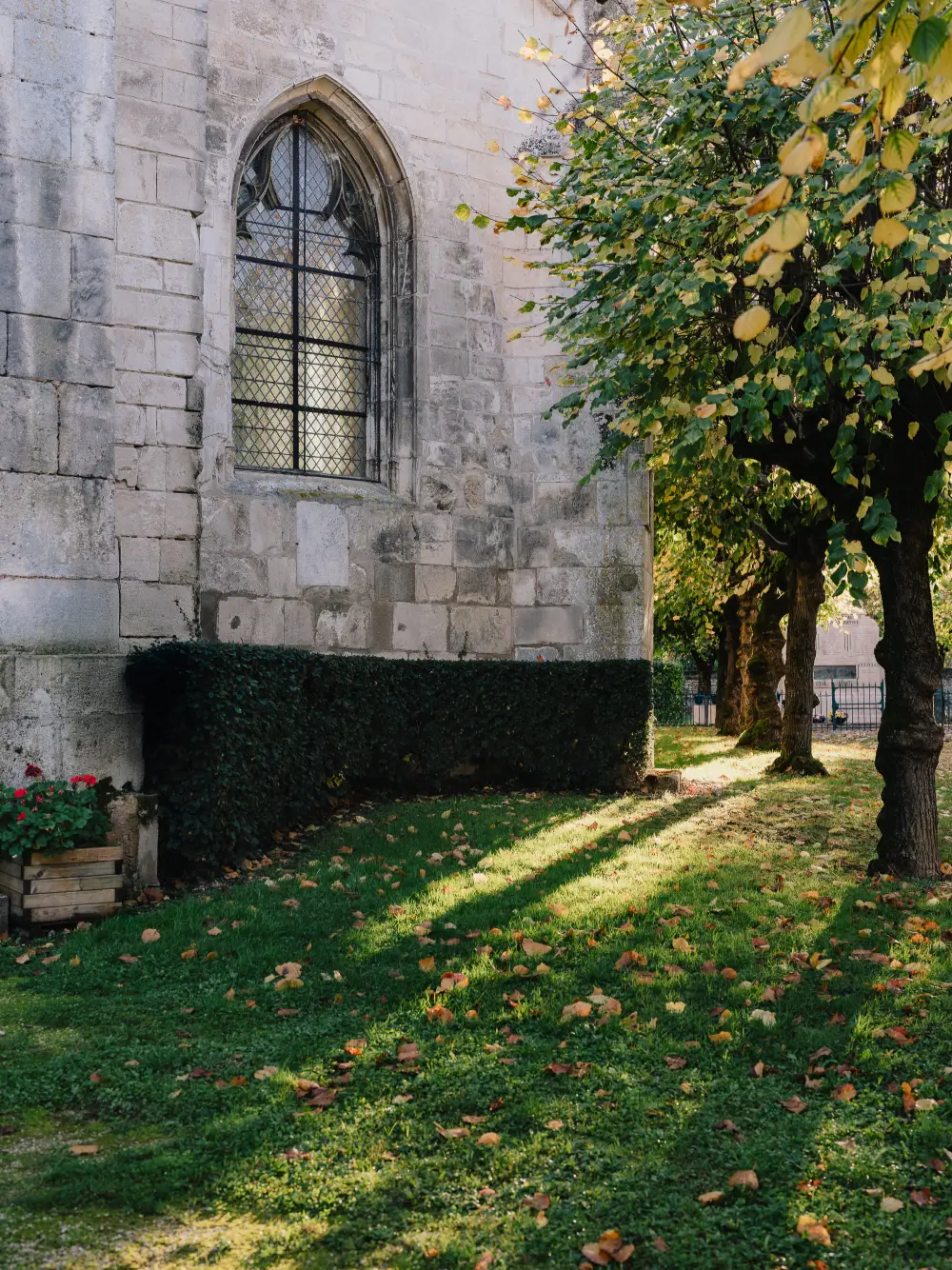 Contemporary Living in A Restored Winemaker’s House in Burgundy 16 restored-old-winemakers-house-france-Atelier-FCA-nordroom