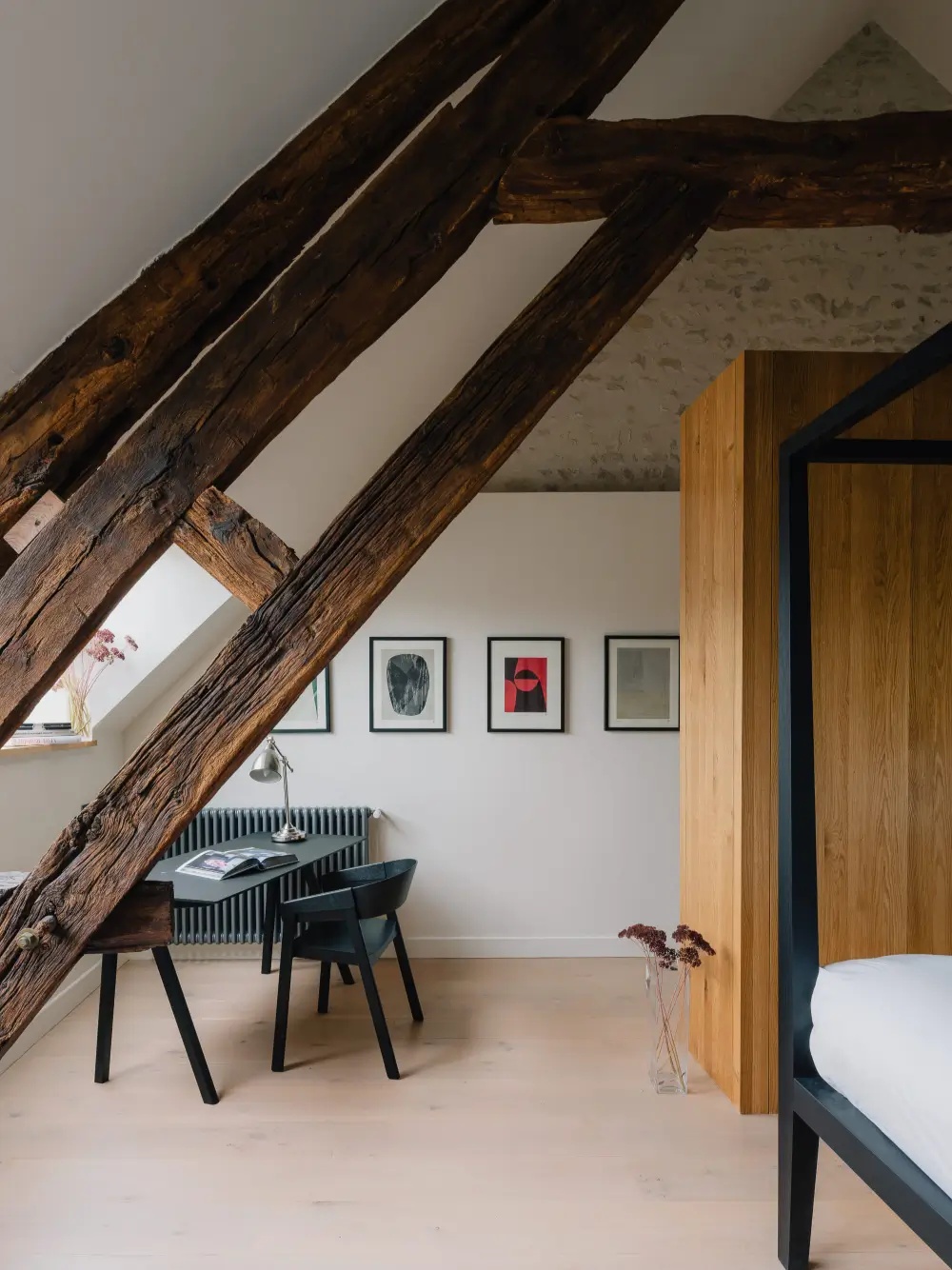 Contemporary Living in A Restored Winemaker’s House in Burgundy 13 restored-old-winemakers-house-france-Atelier-FCA-nordroom