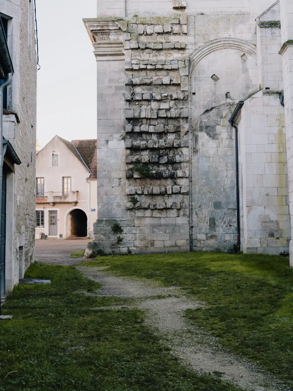 Contemporary Living in A Restored Winemaker’s House in Burgundy 17 restored-old-winemakers-house-france-Atelier-FCA-nordroom