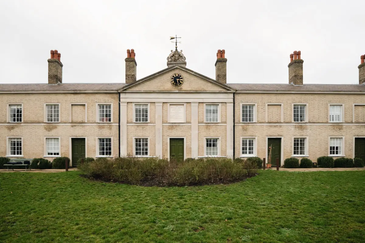 A Small Home in a 19th-Century London Almshouse Pairs Old with New 24 small-renovated-home-19th-century-almshouse-london