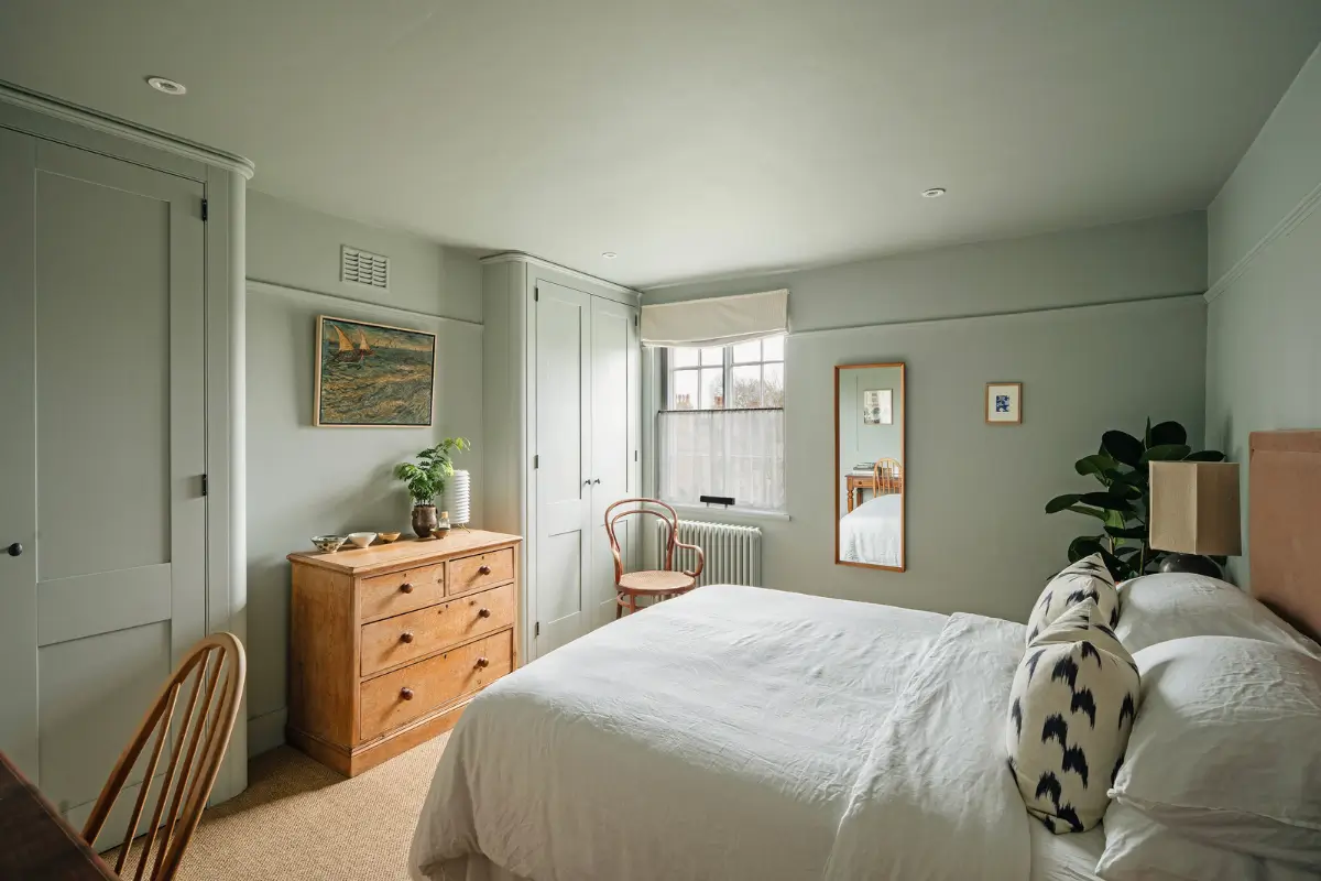 A Small Home in a 19th-Century London Almshouse Pairs Old with New 17 small-renovated-home-19th-century-almshouse-london