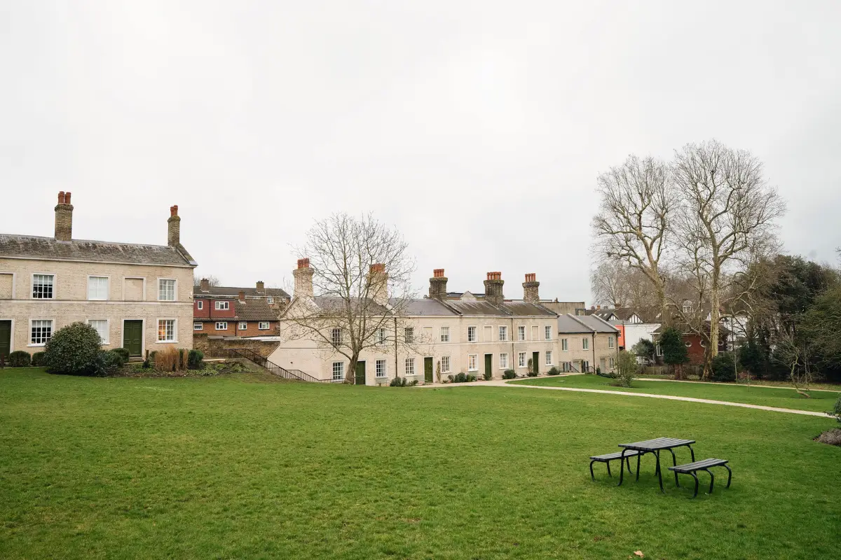 A Small Home in a 19th-Century London Almshouse Pairs Old with New 25 small-renovated-home-19th-century-almshouse-london