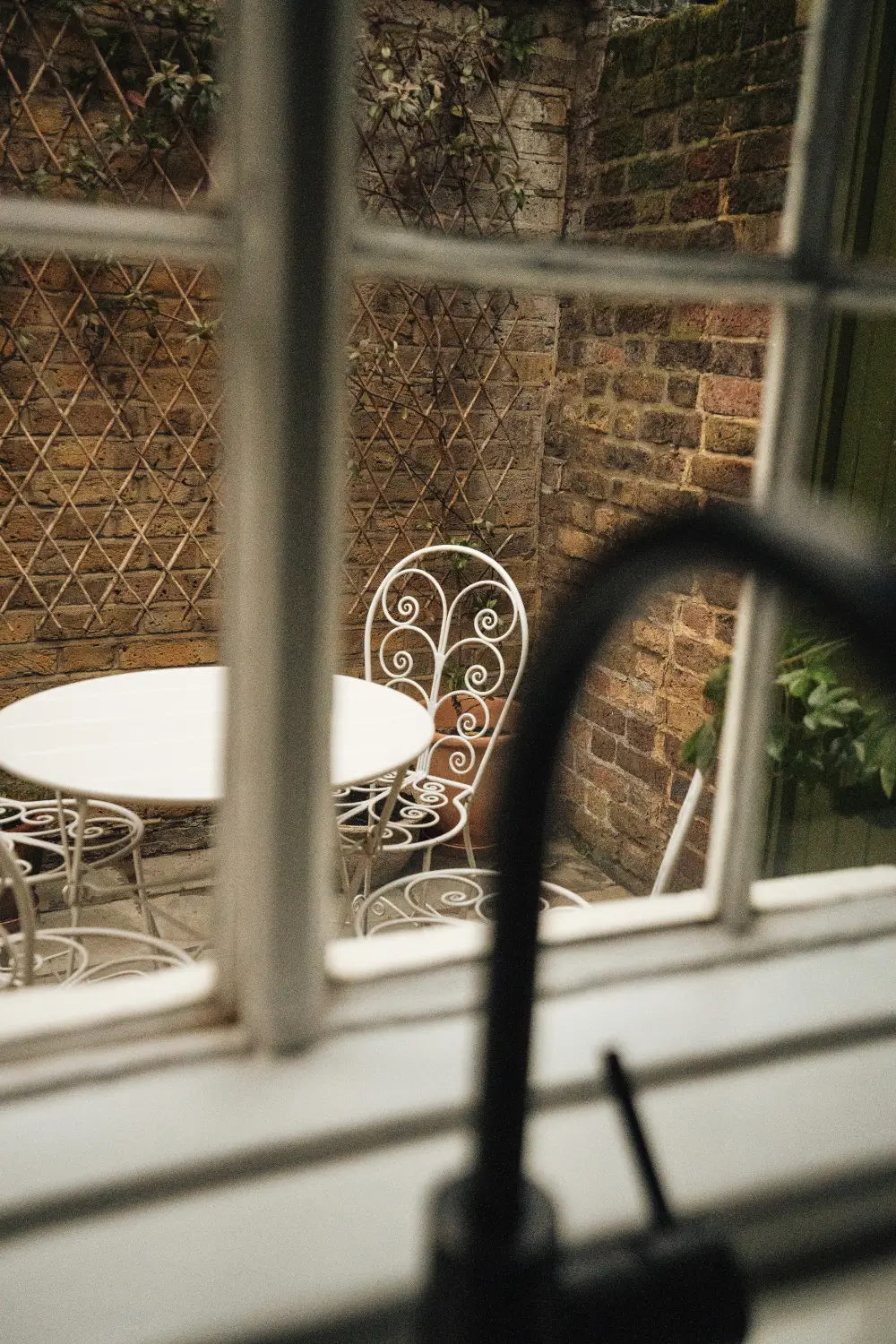 A Small Home in a 19th-Century London Almshouse Pairs Old with New 9 small-renovated-home-19th-century-almshouse-london