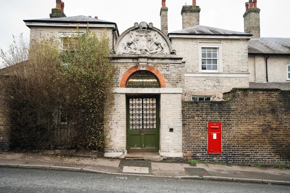 A Small Home in a 19th-Century London Almshouse Pairs Old with New 26 small-renovated-home-19th-century-almshouse-london