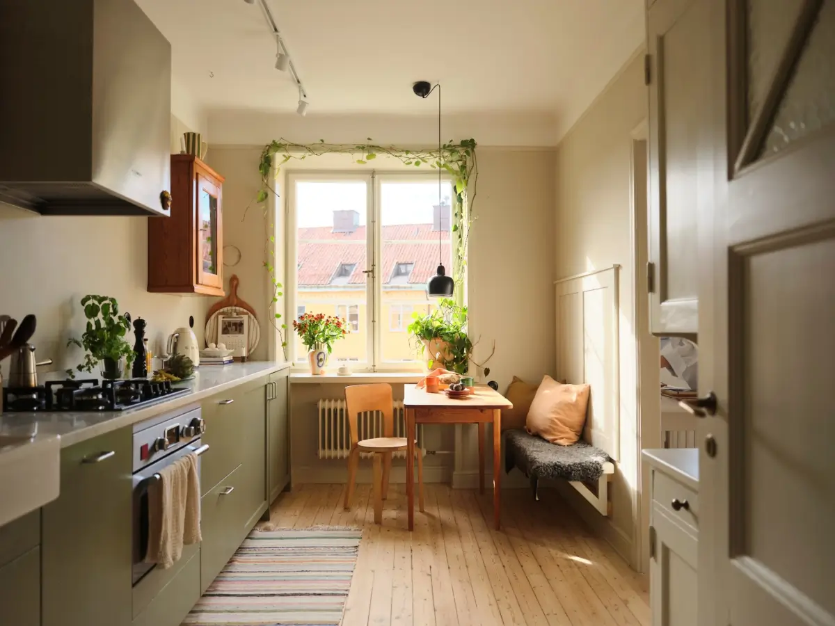 swedish-studio-apartment-charming-green-kitchen-nordroom