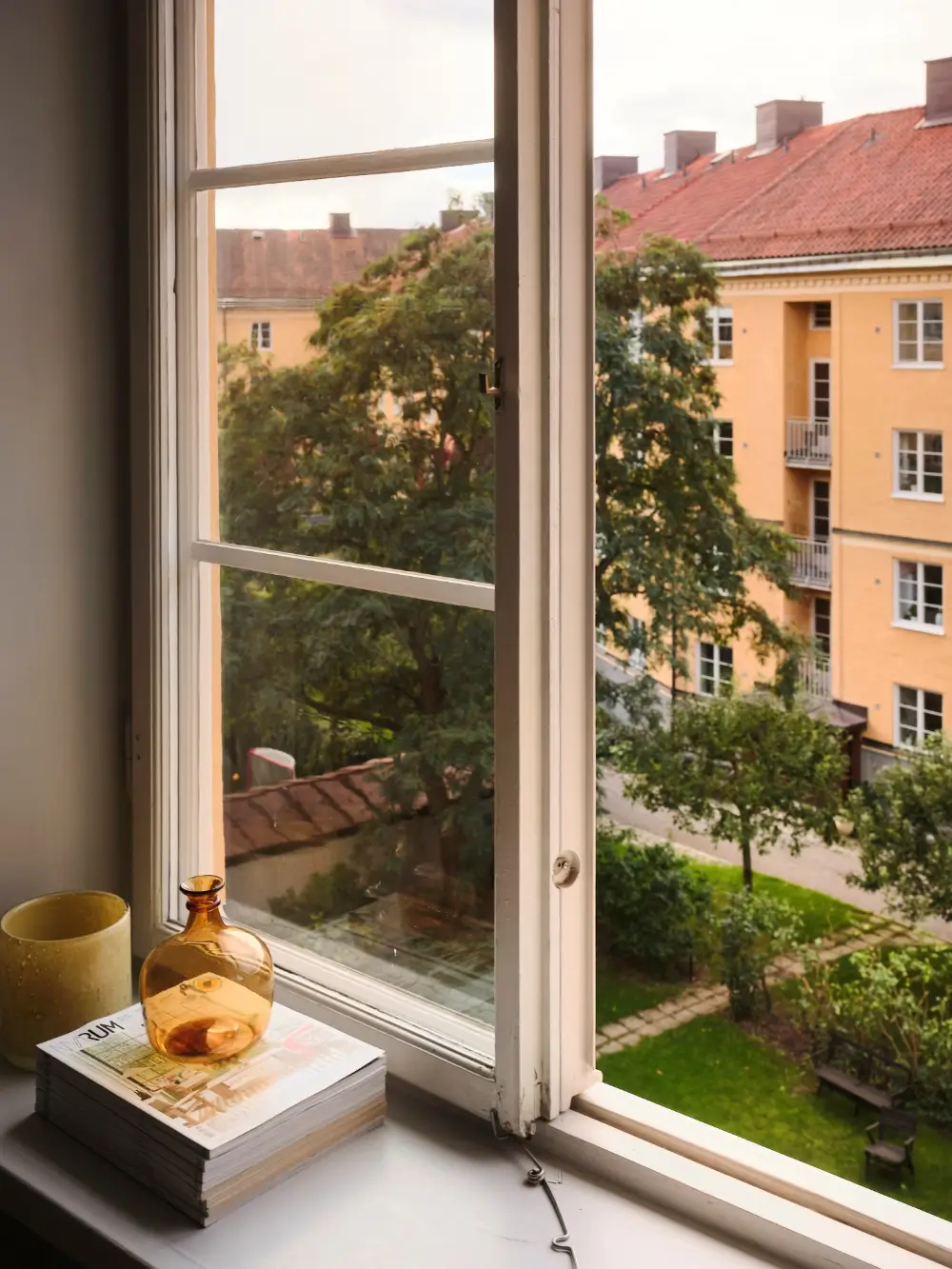 A Serene Studio Apartment with a Beautiful Green Kitchen 13 swedish-studio-apartment-charming-green-kitchen-nordroom