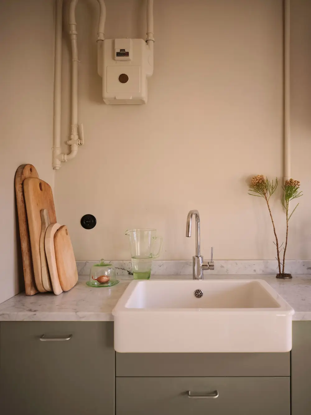 A Serene Studio Apartment with a Beautiful Green Kitchen 19 swedish-studio-apartment-charming-green-kitchen-nordroom
