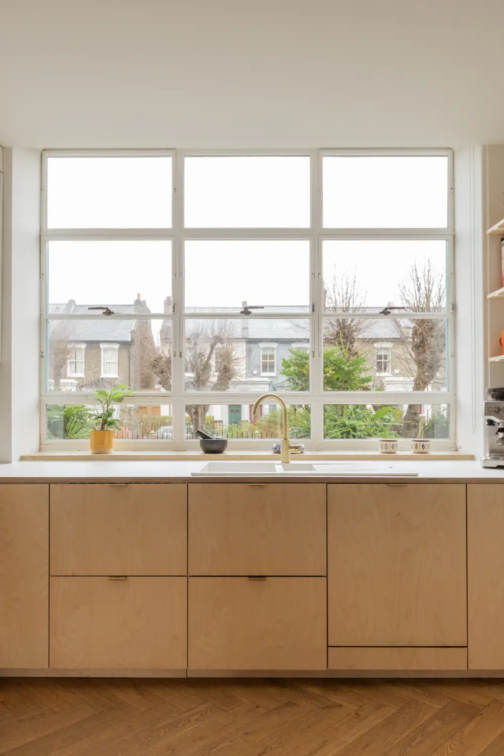 A Light-Filled Modernist Apartment in London 13 three-bedroom-family-apartment-former-1930s-hospital-london